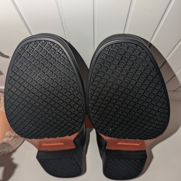 Genuine Grip Mens Shoes 10.5M Work Slip and Oil Resistant Cushion Comfort.New - Picture 10 of 15